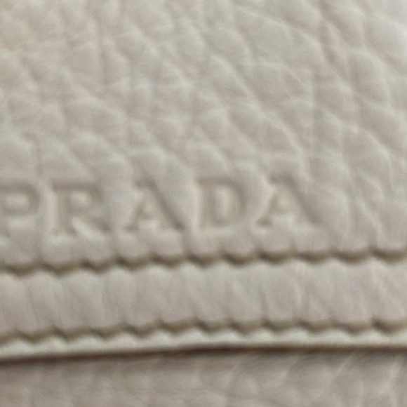 Elegant Cream Leather Handbag - Picture 2 of 3